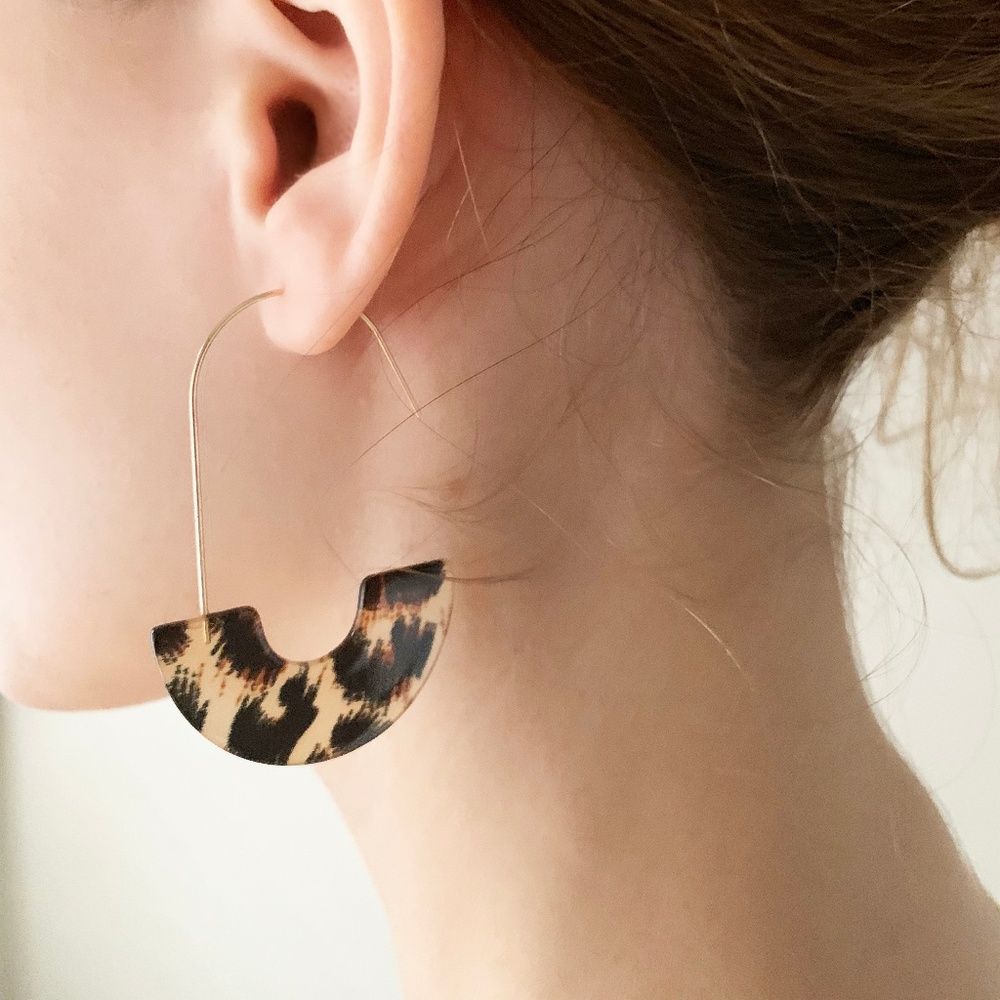 NEW "Gardenia" U Acrylic Earrings (leopard) - Picture 5 of 6